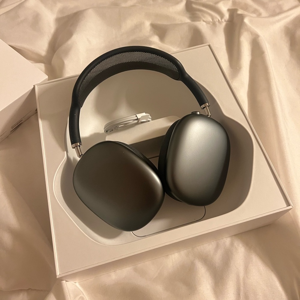 Apple AirPods Max in Space Gray